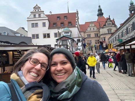 Man sieht Beth Embry und Samanthi Dijkstra-Silva zusammen. 