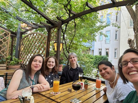 Man sieht Beth Embry und Samanthi Dijkstra-Silva
