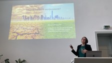 Man sieht Beth Embry und Samanthi Dijkstra-Silva zusammen. 