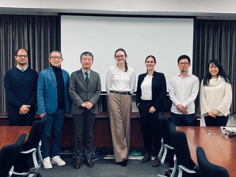 Es sind Xenia Börner und Valeria Knels an der Kobe University zu sehen