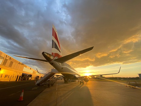 Man sieht ein Flugzeug in London