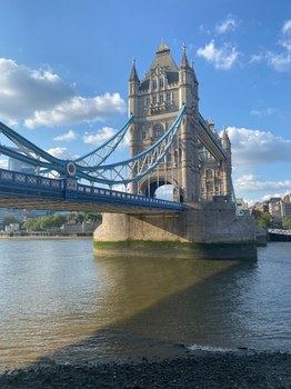 Man sieht die Tower Bridge in London
