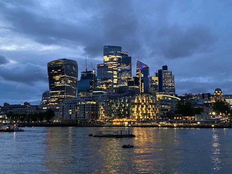 Man sieht London.
