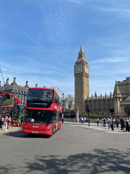 Man sieht den Big Ben und einen roten Bus in London