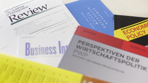 Zu sehen sind einige Journals, die auf einem Tisch liegen.