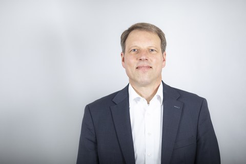 Zu sehen ist Stefan Bach