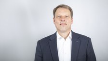Zu sehen ist Stefan Bach