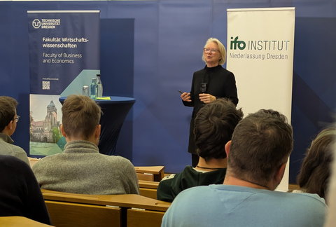 Zu sehen ist Frau Prof. Schnitzer