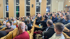 Zu sehen ist das Publikum bei einer Vortragsveranstaltung