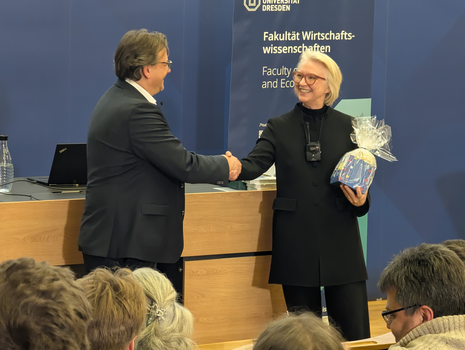 Zu sehen ist Prof. leßmann, der sich bei Frau Prof. Schnitzer bedankt