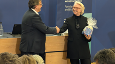 Zu sehen ist Prof. leßmann, der sich bei Frau Prof. Schnitzer bedankt