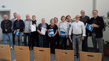 Zu sehen ist eine ehemalige Seminargruppe mit Goldenen Diplomurkunden