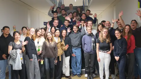 Zu sehen sind die Lehrenden und die neuen Studierenden im Master Public and International Economics