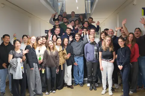 Zu sehen sind die Lehrenden und die neuen Studierenden im Master Public and International Economics
