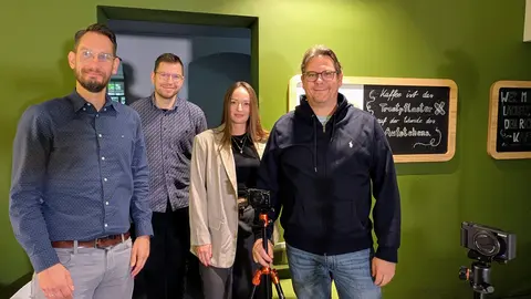 Zu sehen sind Dr. Philipp Richter, Tobias Hatzfeld, Prof. Christian Leßmann und Katharina Bettig bei einem Videodreh in der coffeebar "Ins Grüne" 