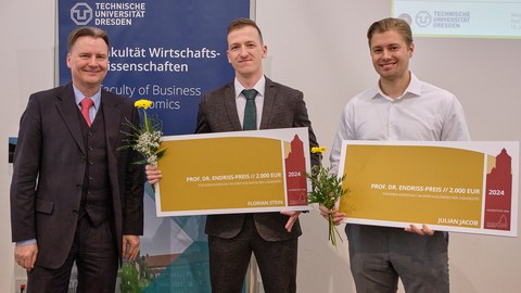 Zu sehen sind Prof. Schefczyk, Julian Jacob und Florian Stein