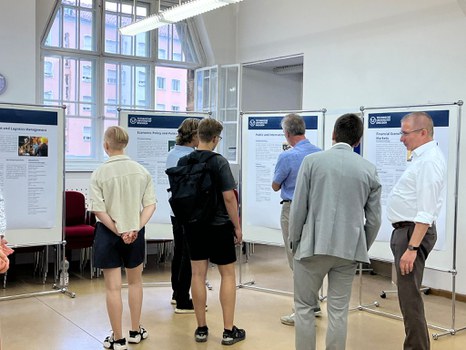 Man sieht viele Studierende.