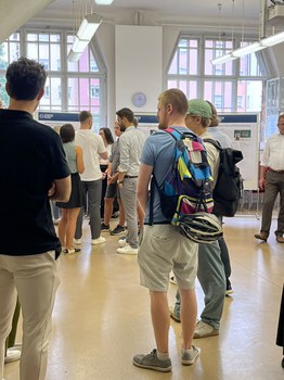 Man sieht viele Studierende.