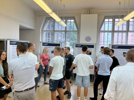 Man sieht viele Studierende.