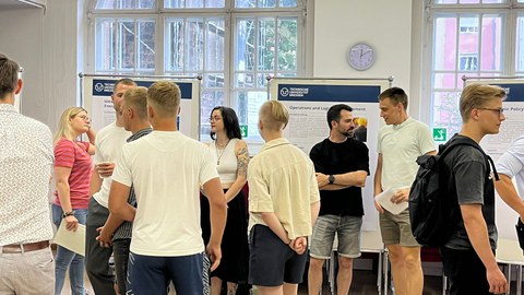 Man sieht viele Studierende und Mitarbeitende der Fakultät