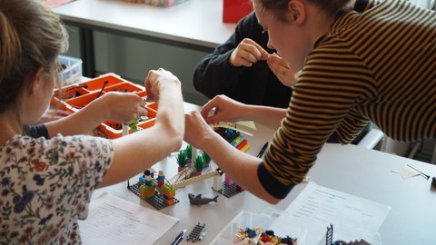 Herbstuni 2018 - Teilnehmer und Teilnehmerinnen beim Bauen mit Legosteinen