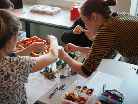 Herbstuni 2018 - Teilnehmer und Teilnehmerinnen beim Bauen mit Legosteinen