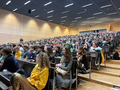 Zu sehen ist ein gefüllter Hörsaal