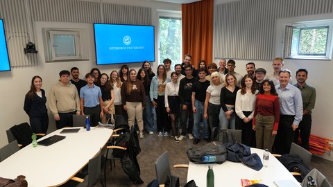 Man sieht Studierende und Dozenten bei der Summer School in Göteborg.