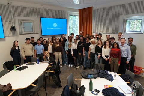 Man sieht Studierende und Dozenten bei der Summer School in Göteborg.