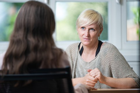 Man sieht ein Beratungsgespräch