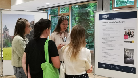 Man sieht eine Beratung zu den Studiengängen.