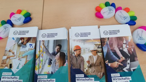 Es sind verschiedene Flyer der Studiengänge der Fakultät zu sehen.