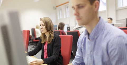 Zwei Studierende arbeiten an Rechnern im Computer-Pool.