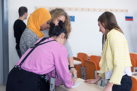 Zu sehen sind Studierende bei einer Gruppenarbeit