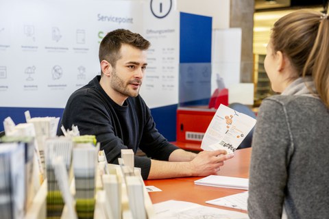 Ein Mann berät eine Studentin