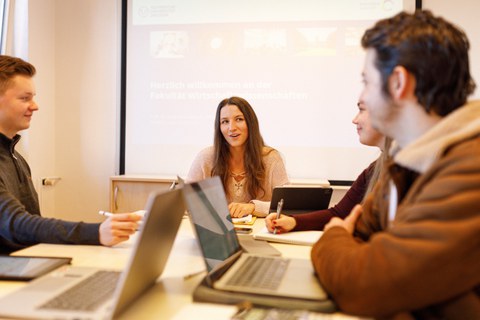 Studierende diskutieren im Seminar mit der Dozentin