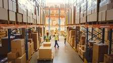Einzelhandelslager mit Waren in Kartonboxen, Scannen und Sortieren von ArbeiterInnen, Lagerbestand mit Palettenstaplern und Gabelstaplern.