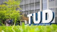 TUD Logo vor dem HSZ