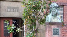 Eingang des Zeuner-Baus der TU Dresden. Im Vordergrund steht die Büste von Gustav Anton Zeuner.