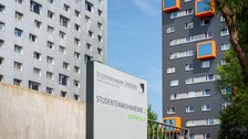 Foto: Schild auf dem steht "Studentenwohnheime/gästehaus" vor den Wohnheimen am Fritz-Förster-Platz