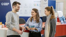 drei Personen unterhalten sich vor dem Service-Center-Studium im Foyer der SLUB