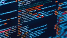 Das Foto zeigt die Nahaufnahme eines Quellcodes beim Programmieren.