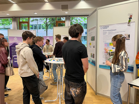 Es ist eine Beratungssituation beim UNI-TAG zu sehen 
