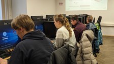Zu sehen sind Schüler in einem PC-Pool