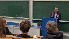 Zu sehen ist Prof. Kemnitz