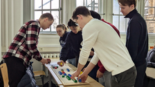 Zu sehen ist eine Gruppe junger Menschen bei einem Planspiel