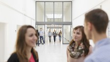 Aufnahme des Flurs im Hülsse-Bau, 5. Etage, mit Personen im Gespräch