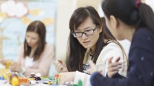 Studentinnen im Gespräch an einem Tisch