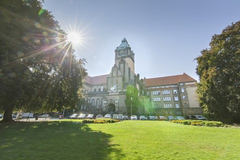 Georg-Schumann-Bau von außen bei Sonnenschein