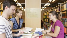 Studenten und Studentinnen im Gespräch in der SLUB